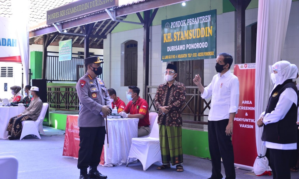 Presiden dan Kapolri Tinjau Vaksinasi Merdeka di Ponpes dan Tempat Ibadah Se-Indonesia