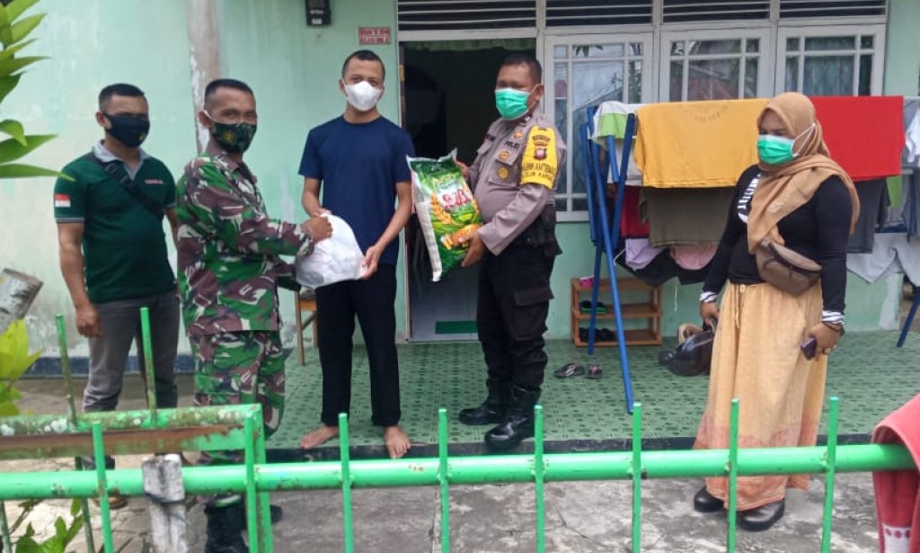 Sinergi TNI-Polri, Bhabinkamtibmas dan Babinsa bagikan sembako kepada  Warga yang terdampak Covid-19 di Desa Teluk Kapuas
