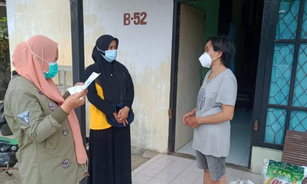 Lagi!!...Bhabinkamtibmas Desa Teluk Kapuas Berikan Sembako kepada Warga Binaan