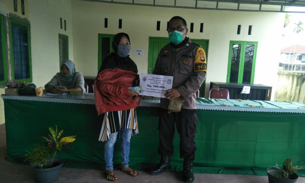 Bhabinkamtibmas Polsek Sungai Raya Aiptu Ardi Witono Pantau Langsung Kegiatan Pembagian BLT-DD Sungai Raya Dalam