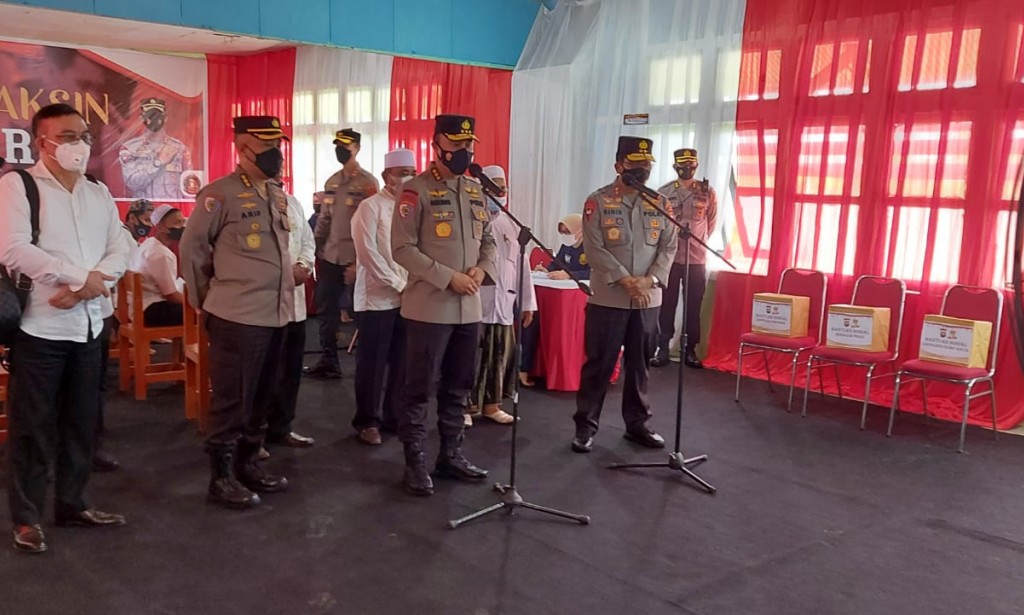 Kapolsek Sungai Raya Dampingi Kapolres Kubu Raya dalam tinjauan Irwasum Polri dalam pelaksanaan Vaksinasi di Pondok Pesantren Khulafaur Rasyidin Kubu Raya Kalimantan Barat