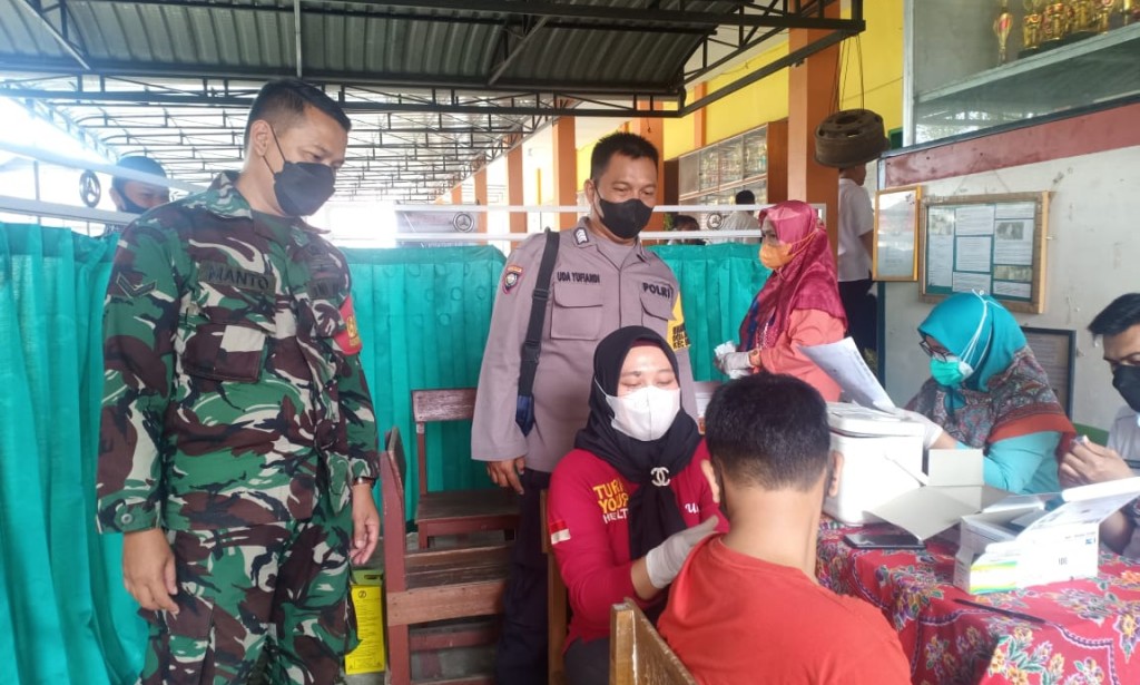 Bhabinkamtibmas Polsek Sungai Raya, Amankan Vaksinasi Siswa Siswi SMPN 01 Arang Limbung.