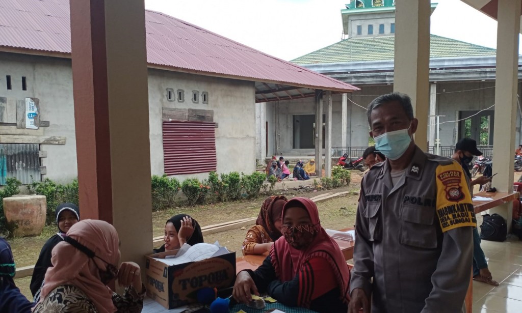 Bhabinkamtibmas Polsek Sungai Raya amankan jalannya vaksinasi 194 warga Madu Sari.