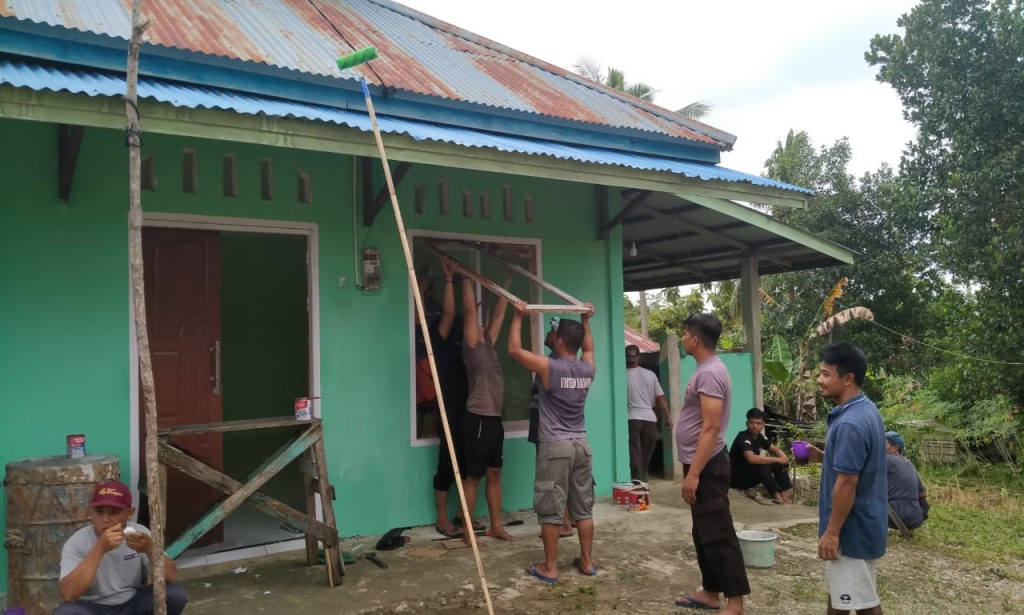 Warga Balai Harapan Gotong Royong Bersihkan Surau Al-Iman Tempunak Pasca Insiden Perusakan Tempat Ibadah.