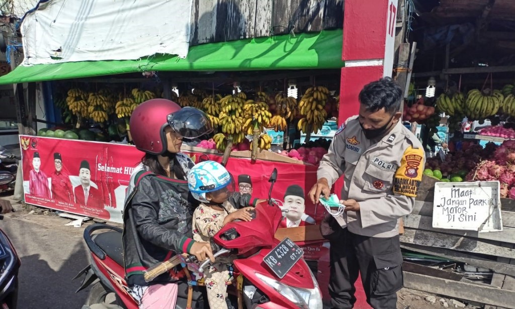 Polsek Sungai Raya Gencar Bagikan Masker Kepada Warga.