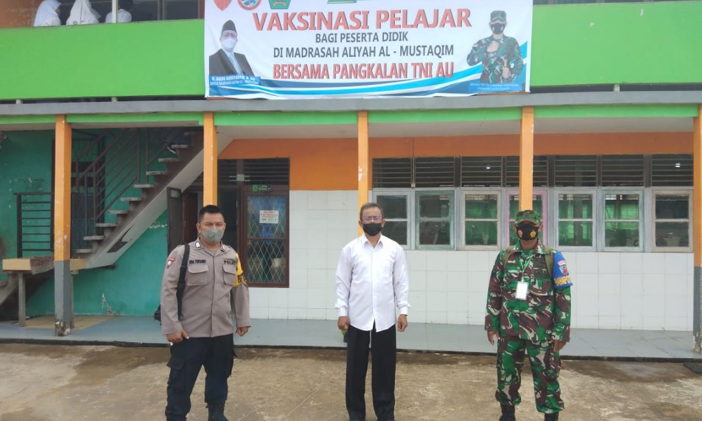 Bhabinkamtibmas Desa Arang Limbung Pantau Vaksinasi Siswa/Siswi Madrasah Aliya Al-Mustakim.