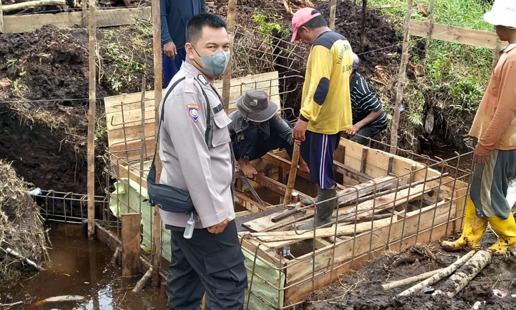 Bhabinkamtibmas Desa Arang Limbung Lakukan pemantauan proses pembuatan Skat Kanal di Madu Sari