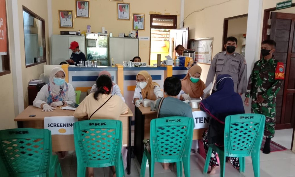 194 Warga Mekar Baru Lakukan Vaksinasi di Aula Kantor Desa