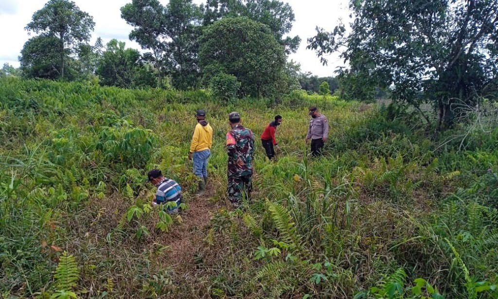 Panit II Binmas Polsek Sungai Raya bersama MPA Paralegal lakukan Patroli Pencegahan Kebakaran Hutan Dan Lahan di Desa Limbung
