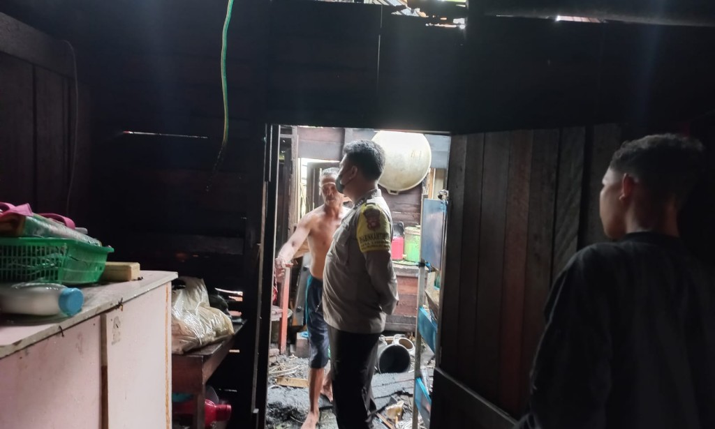 Lupa Matikan kompor Sebuah Rumah Di gertak kuning Sungai Raya terbakar, Polisi Beberkan kronologinya…