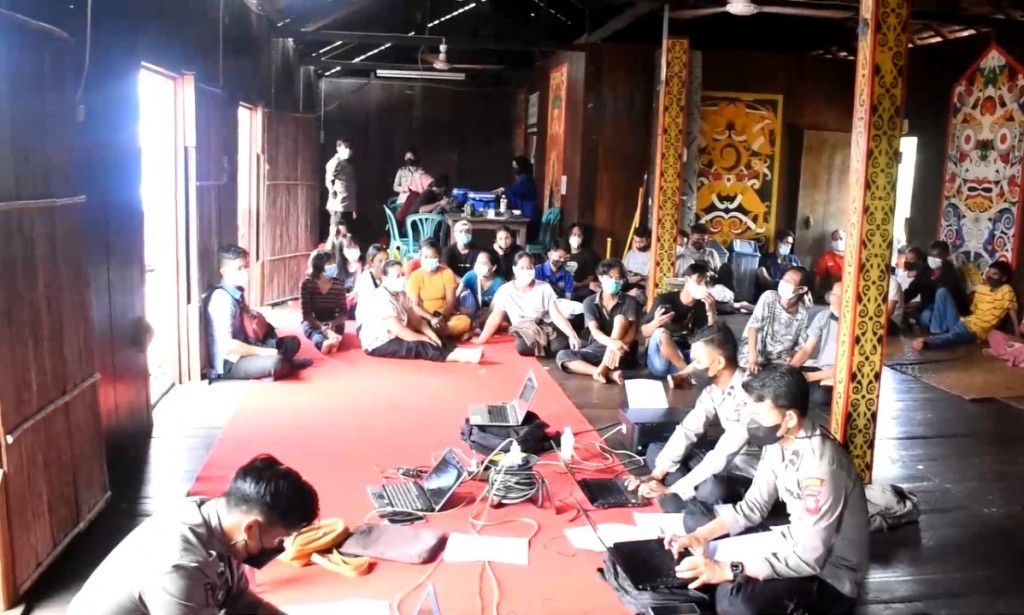 Polsek Bersama Dewan Adat Dayak Sungai Ambawang Gelar vaksinasi Presisi Polri Di Rumah Betang Desa Lingga Kubu Raya