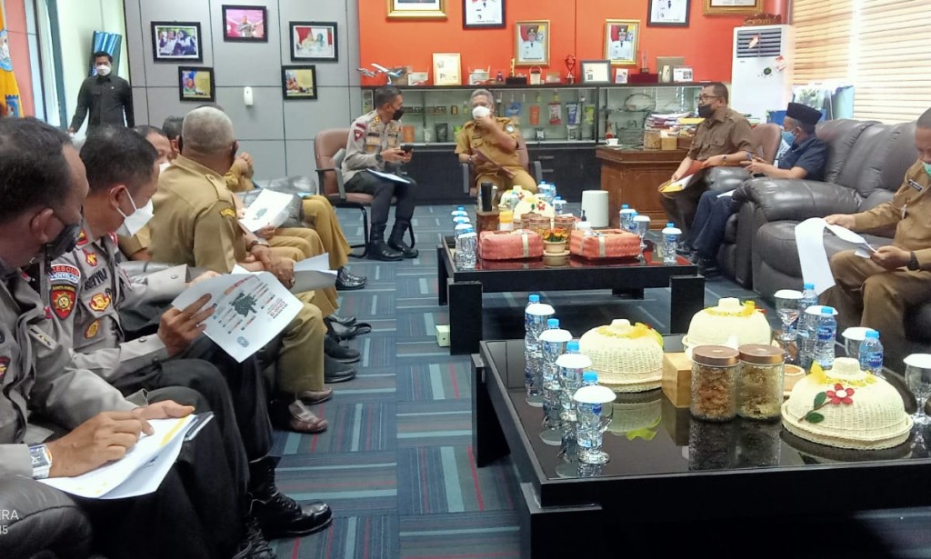 Kapolsek Sungai Raya Hadiri Rapat Evaluasi Pelaksanaan Pemberlakuan PPKM level 3, 2 dan 1 Serta Percepatan Vaksin di Kabupaten Kubu Raya.