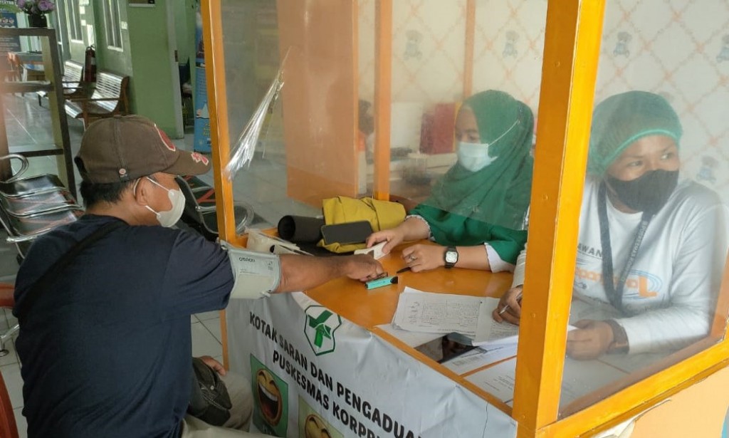 Berikan rasa aman dan nyaman, Bhabinkamtibmas Polesek Sungai Raya Pantau Kegiatan Vaksinasi di Puskesmas Korpi Sungai Raya Dalam