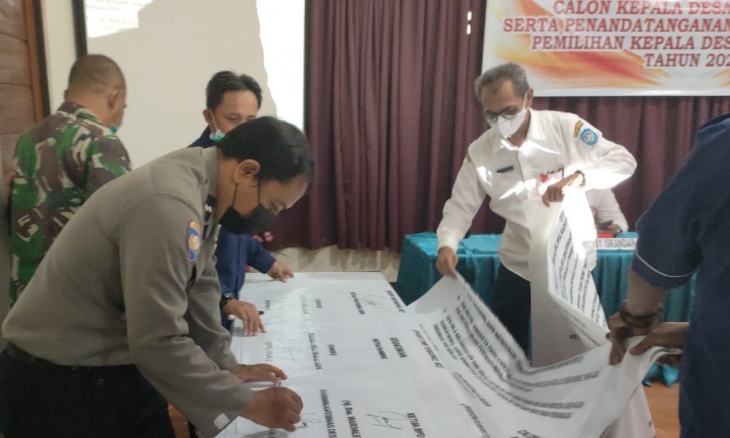 Amankan Jalannya Penyampaian Visi dan Misi Calon Kepala Desa, Bhabinkamtibmas Sungai Raya Hadiri Kegiatan Penandatanganan Deklarasi Damai Pemilihan Kepala Desa Sungai Raya Tahun 2021