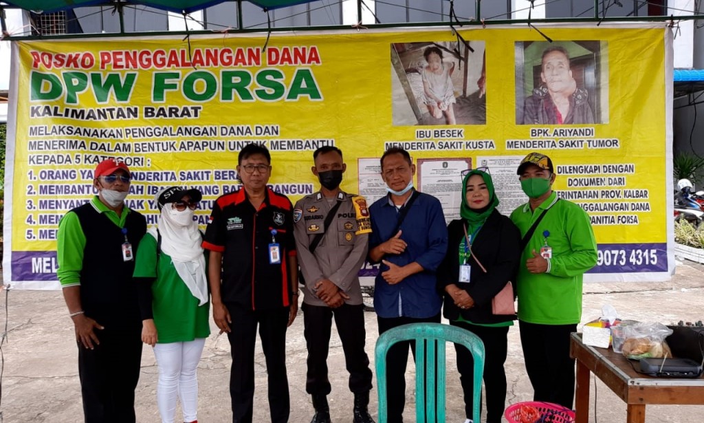 Bhabinkamtibams Hadiri Kegiatan DPW FORSA Desa Kuala Dua Galang Dana Banjir Untuk Kab. Sintang.