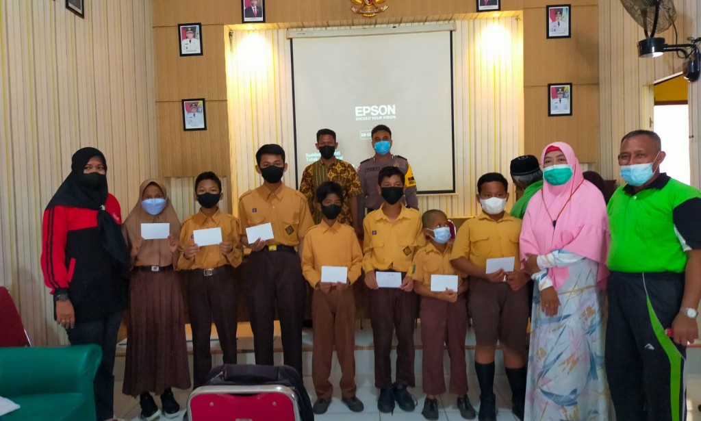 Bhabinkamtibmas amankan kegiatan Penyaluran Beasiswa untuk Masyarakat Kurang Mampu.