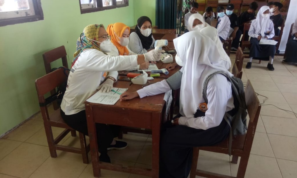 Bhabinkamtibmas Pantau Kegiatan Vaksin Covid - 19