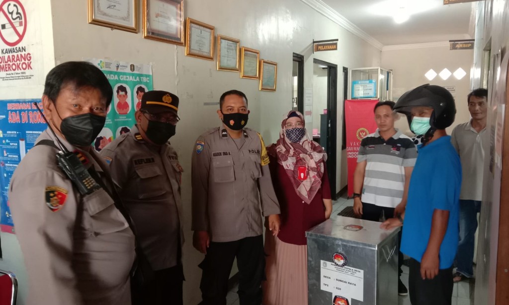 Polsek Sungai Raya Pantau dan Kawal Pergeseran Logistik Kotak Suara di 3 Desa Sungai Raya Kubu Raya