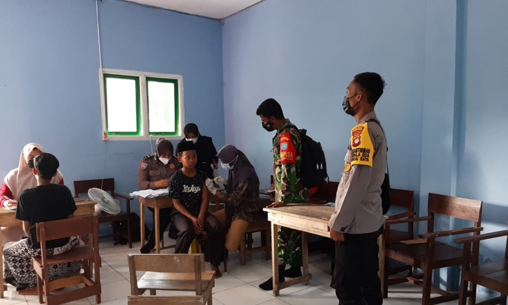 Gerai Vaksin Presisi, Bhabinkamtibmas bersama Babinsa Pantau dan Amankan Vaksinasi Warga.