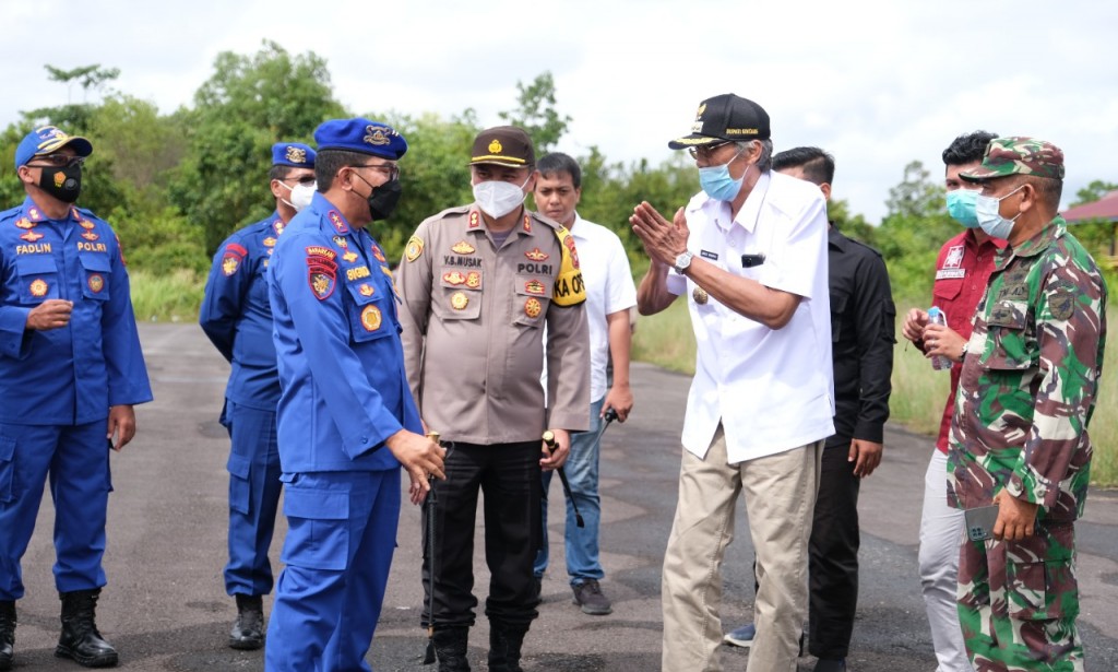 Kapolda Kalbar Cek Banjir dan Bagikan Bansos di SD Muhammadiyah Sintang