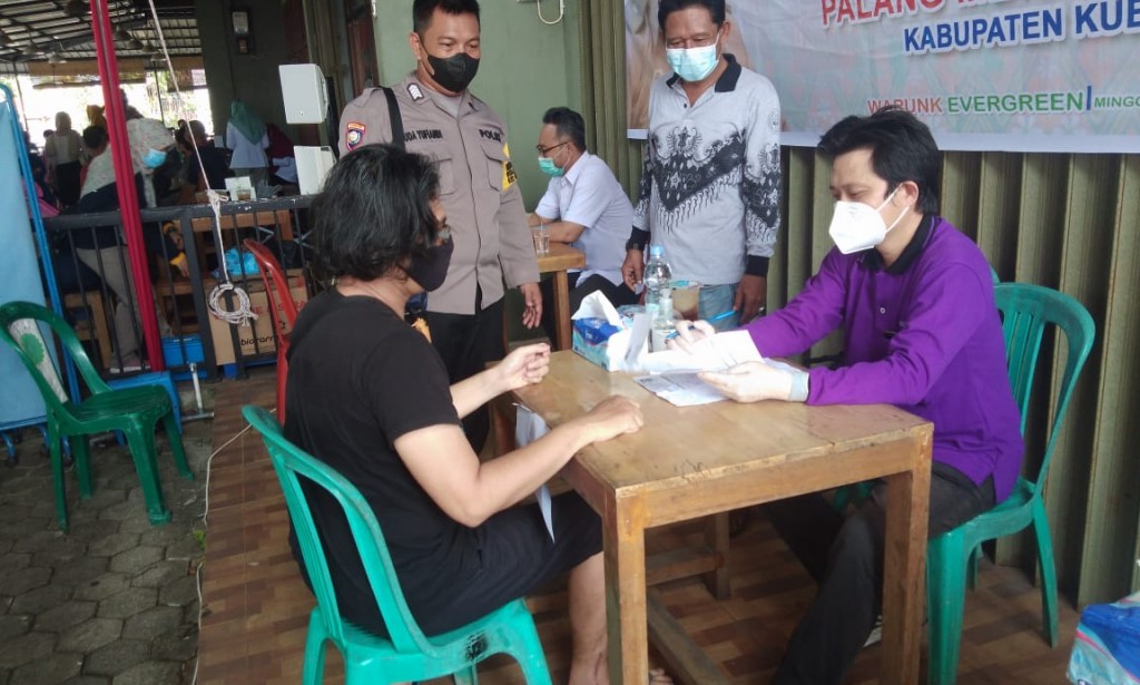Bhabinkamtibmas bersama Babinsa pantau kegiatan Kepong Bakol Tuntaskan Suntik Kebal..!!, Kerja Sama Pemdes Arang Limbung dan Palang Merah Indonesia