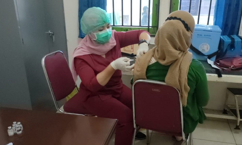 Bhabinkamtibmas Sungai Raya Dalam lancarkan kegiatan Vaksinasi di Kantor Desa Sungai Raya Dalam.
