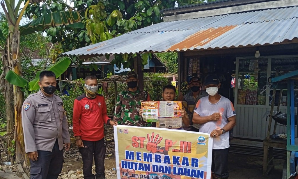 Bhabinkamtibmas Polsek Sungai Raya dan MPA Paralegal Sosialisasikan Larangan Membakar Hutan dan Lahan