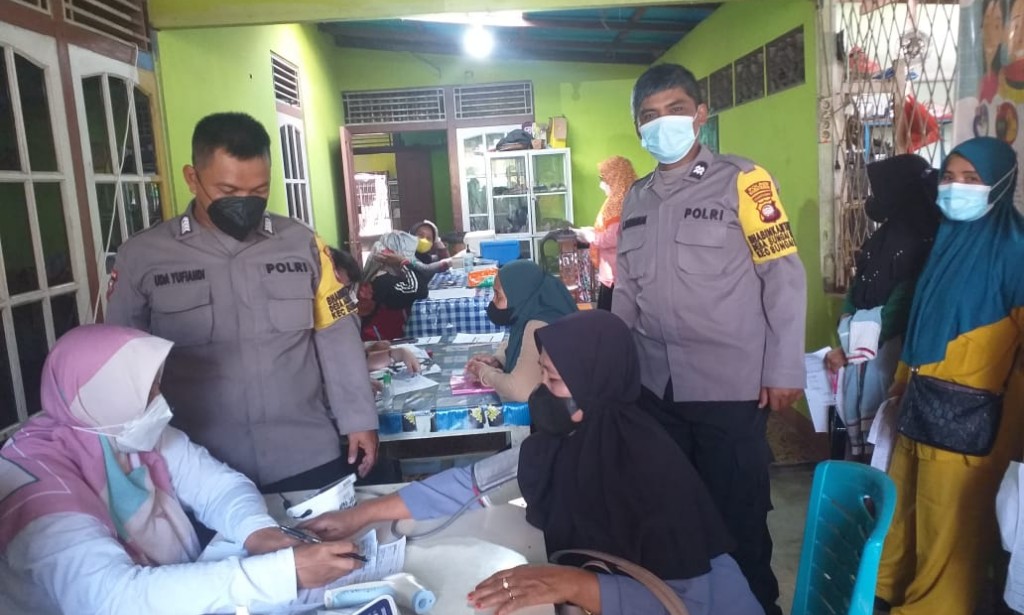 Bhabinkamtibmas, Pantau Pelaksanaan, Vaksinasi I dan II COVID-19, Di Halaman Pak RW Kec. Sungai Raya