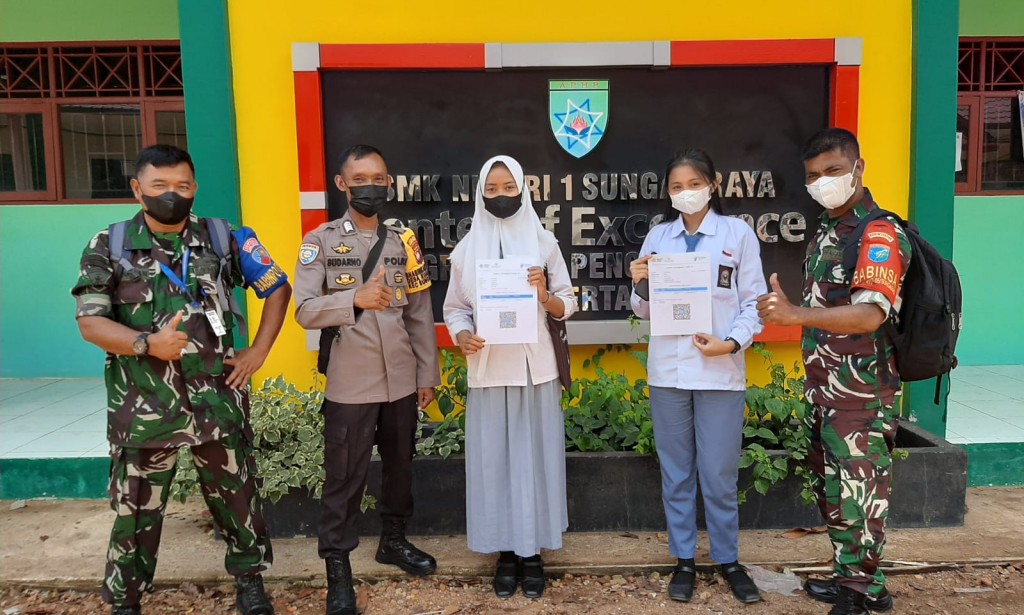 Pelaksanaan Vaksinasi Covid 19 di SMK 1 Sungai Raya di Pantau langsung oleh Bhabinkamtibmas Polsek Sungai Raya.