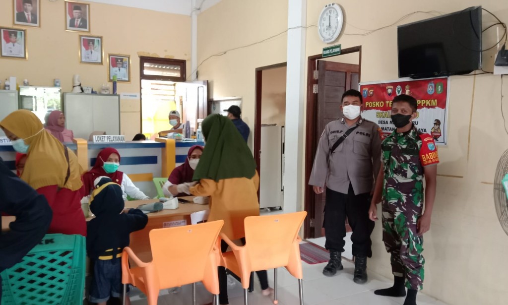 Bhabinkamtibmas bersama Babinsa Pantau serta amanankan Vaksinasi Massal di Kantor Desa Mekar Sari.