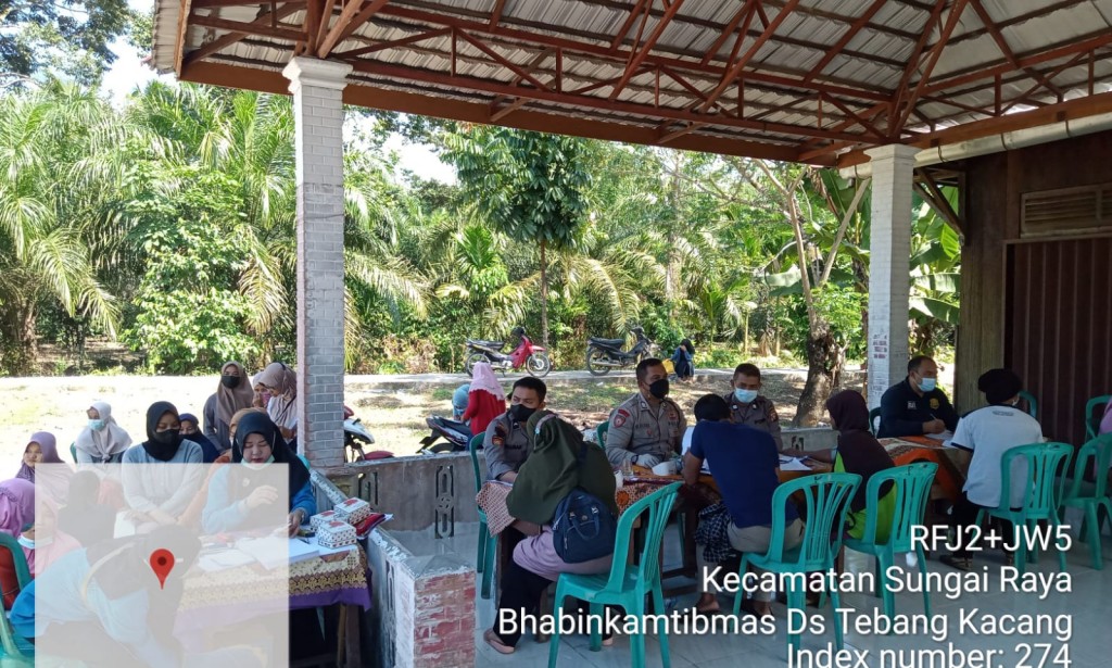 Gerai Vaksin Presisi Polri Hadir ke Desa Tembang Kacang , Bhabinkamtibmas Polsek Sungai Raya Pantau Dan Amankan Vaksinasi warga
