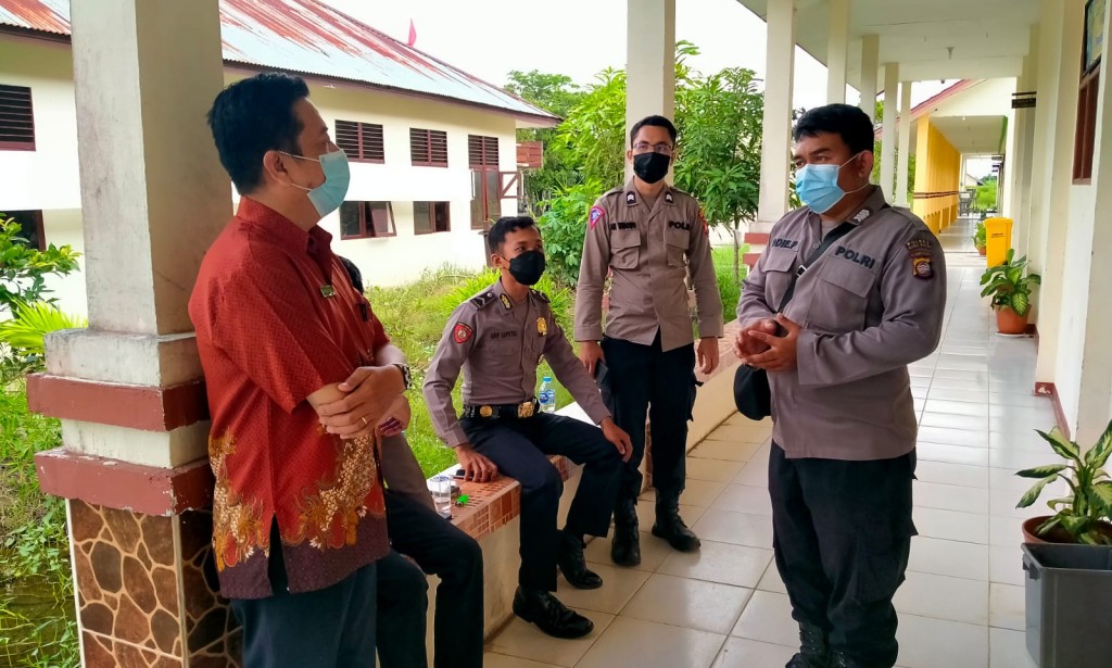 Berikan Rasa Aman dan Nyaman. Bhabinkamtibmas Polsek Sungai Raya Pantau Pelaksanaan Vaksinasi Covid-19 Tahap II SMAN 2 Sungai Raya
