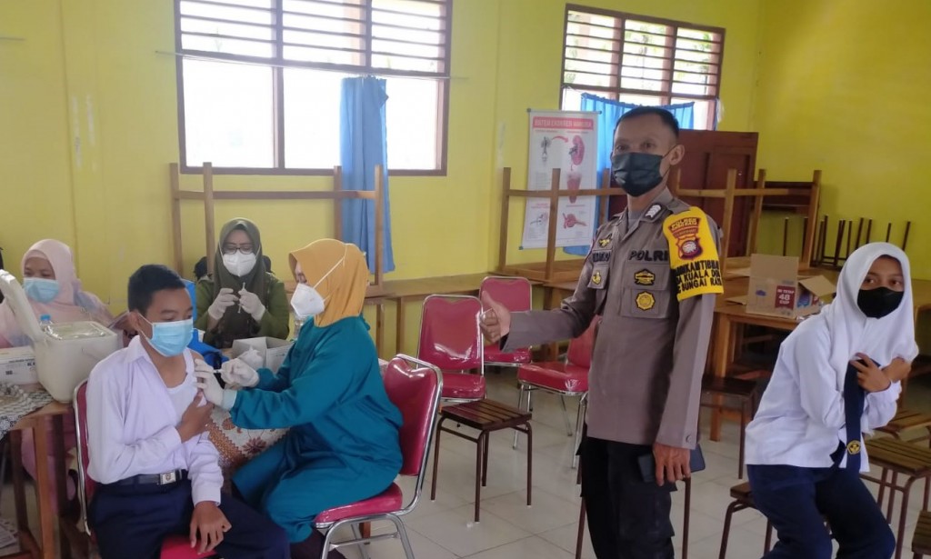Bhabinkamtibmas Polsek Sungai Raya Pantau dan Amankan Pelaksanaan Vaksinasi di Desa Binaan