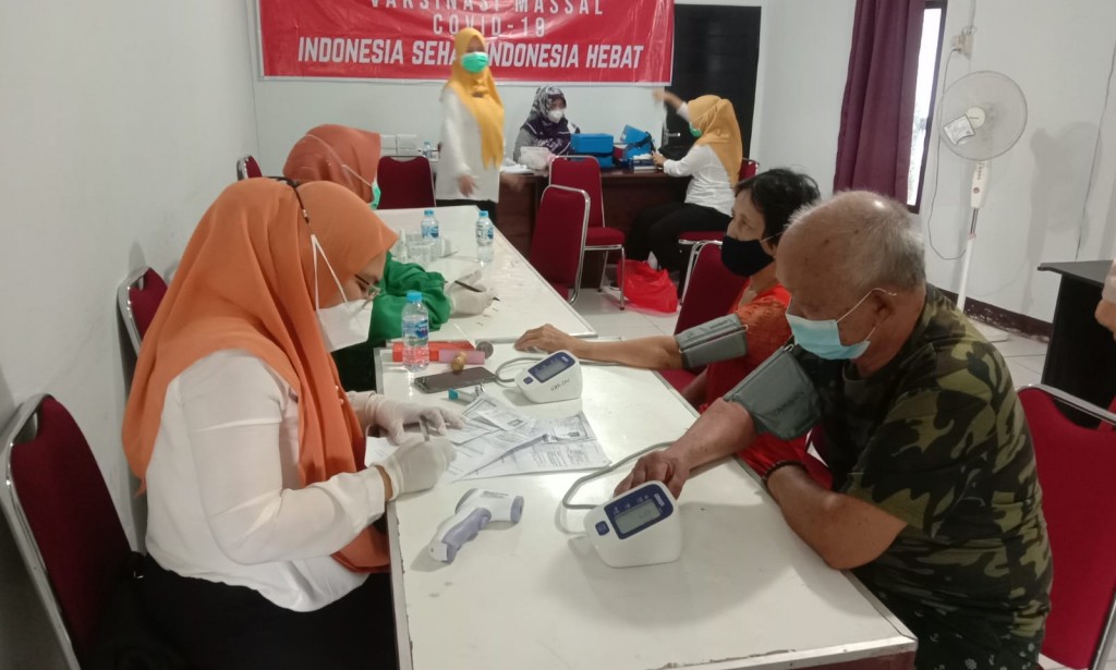 Dukung Program Pemerintah Bhabinkamtibmas Polsek Sungai Raya  Amankan Vaksinasi Covid-19