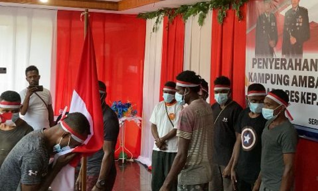 KKB Kampung Ambaidiru Serahkan Diri Kepangkuan NKRI