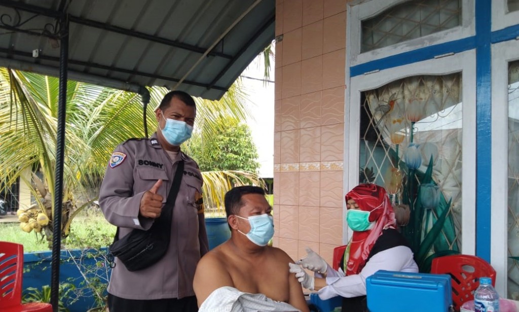 Aiptu Sonny Amankan  Vaksinasi Warga Binaan di Rumah Ketua RW Desa Kapur