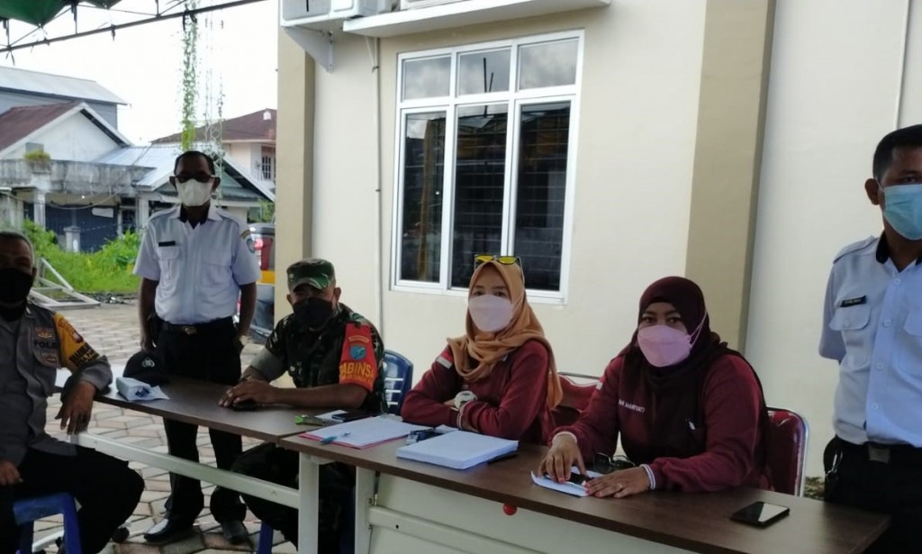 Aiptu Dedi Setiadi Amankan Vaksinasi Gerai Persisi Polri di Kantor Desa Patir Baru